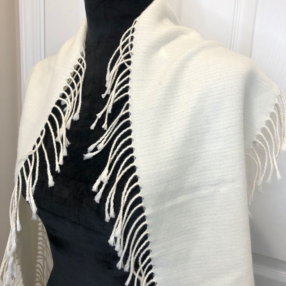 Boru Jimmy Hourihan cream fringed scarf - Picture 5 of 7